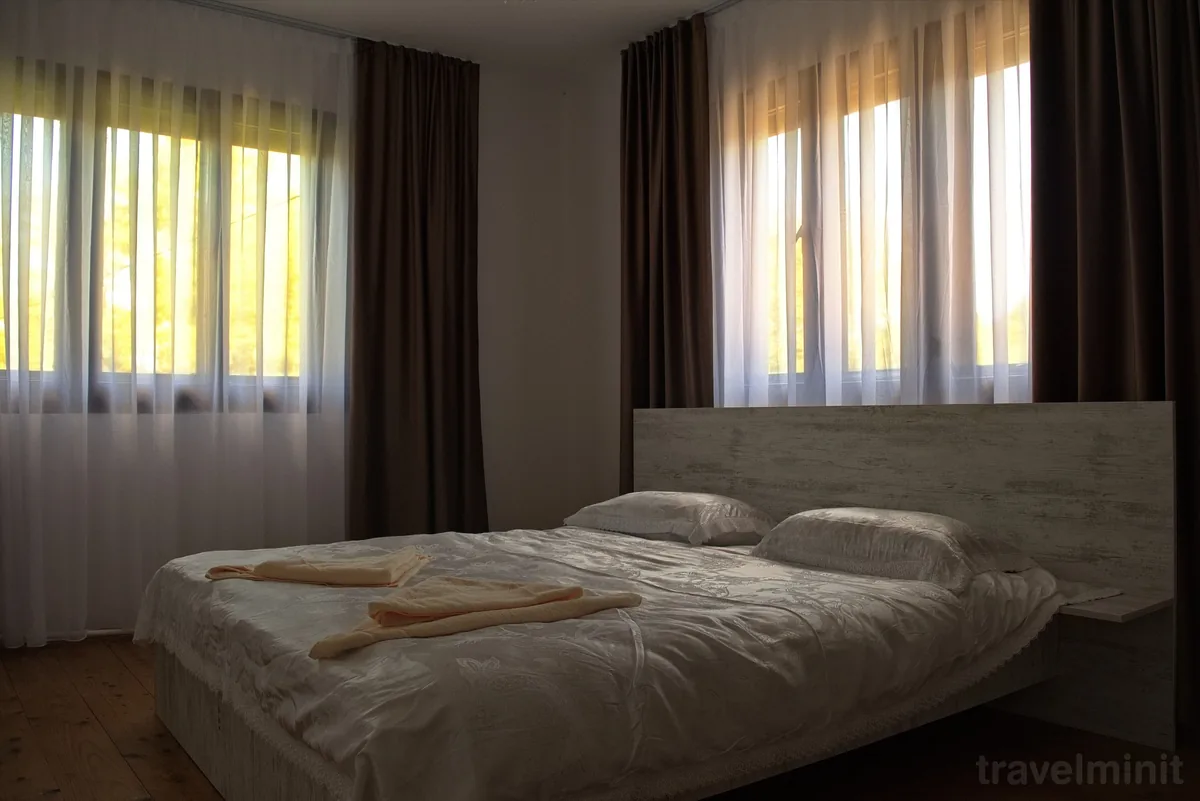 Spațiile de dormit la Cabana Codrii Maramureșului din Giulești